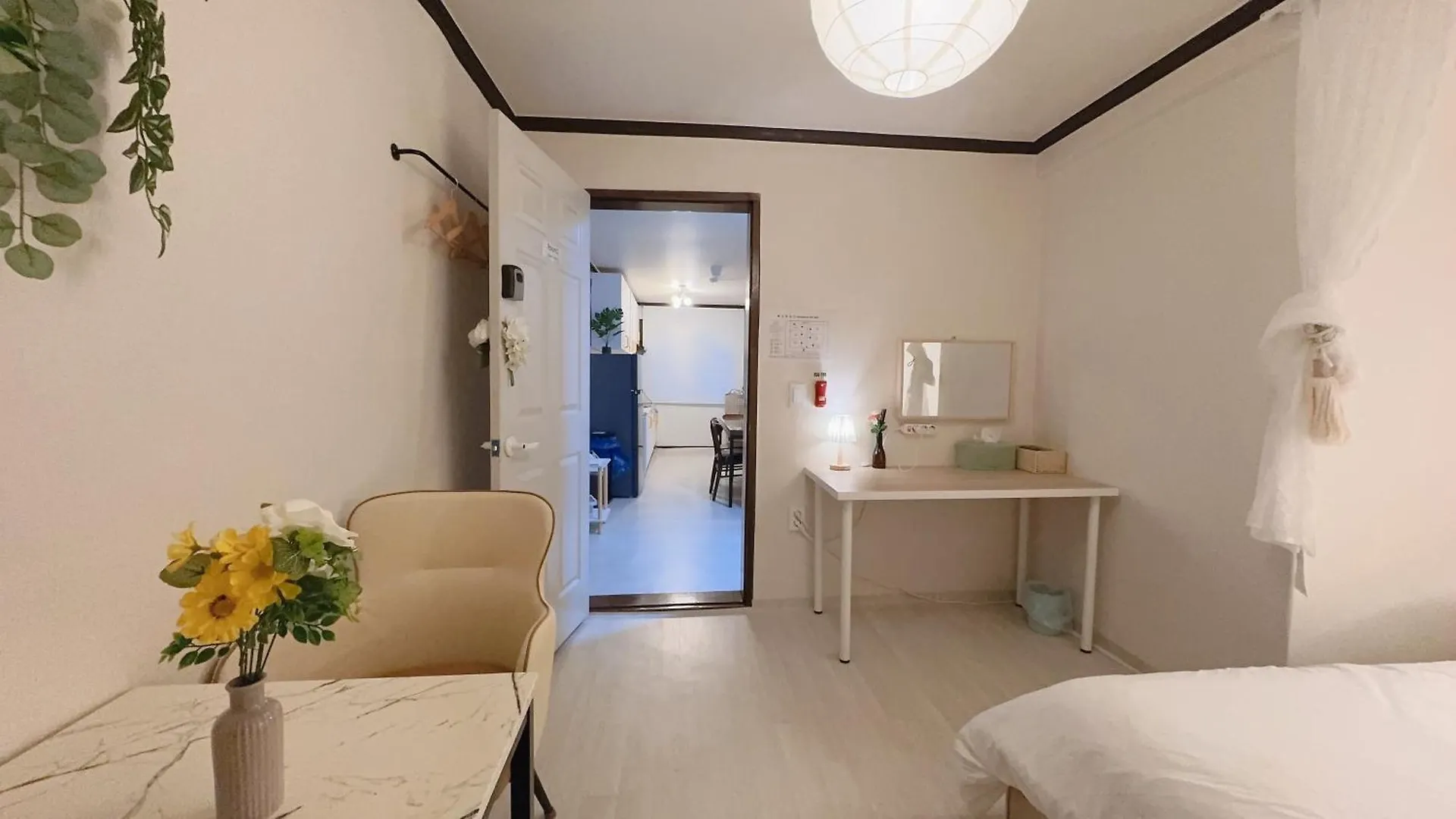 House9 , Room3, Queen Bed4 ,Elevator O , Hills X, Stairs X , 4Min From Subway And Bus Station,Exclusive Space Seoul Sydkorea