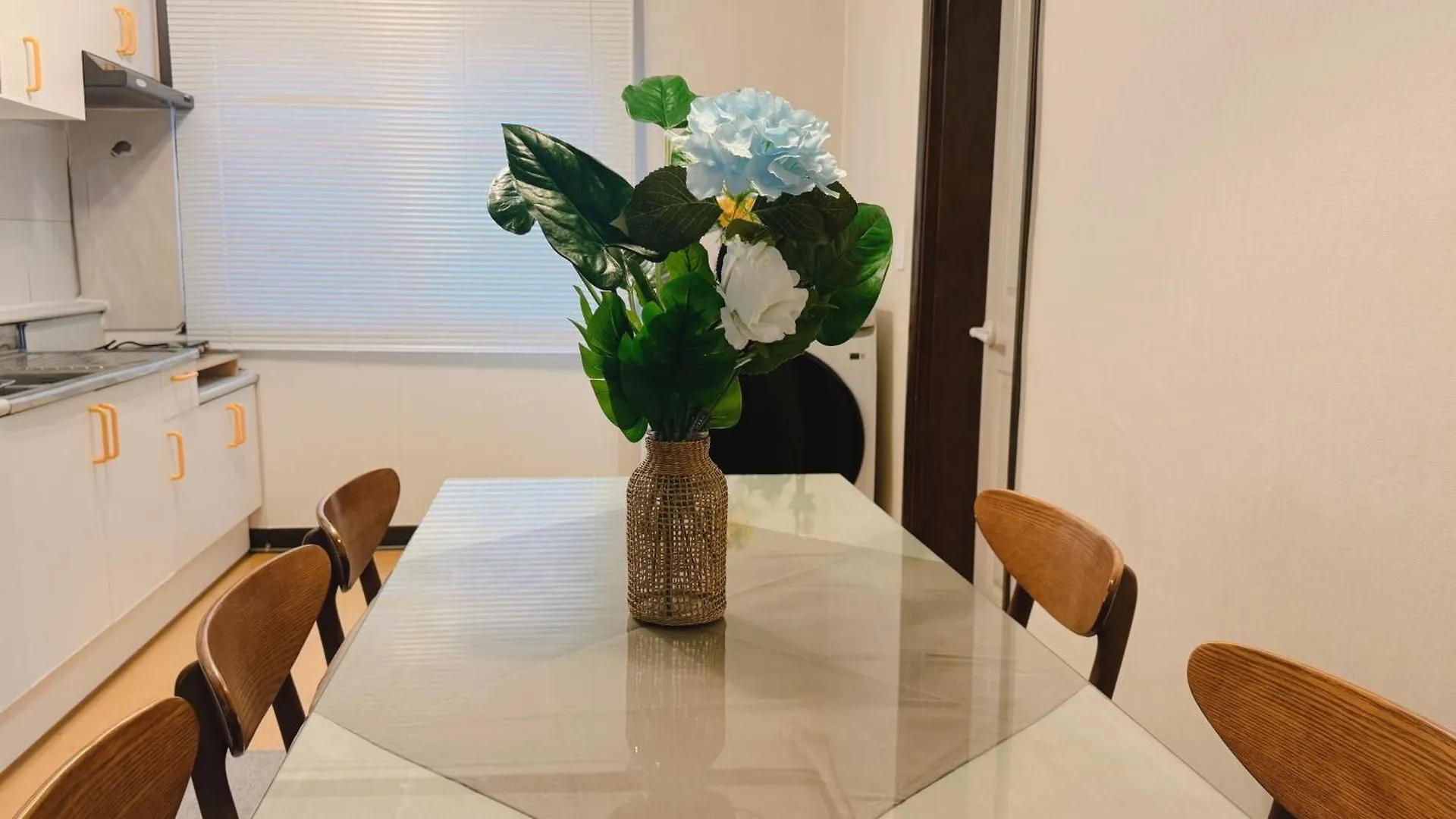 House9 , Room3, Queen Bed4 ,Elevator O , Hills X, Stairs X , 4Min From Subway And Bus Station,Exclusive Space Σεούλ Βίλα