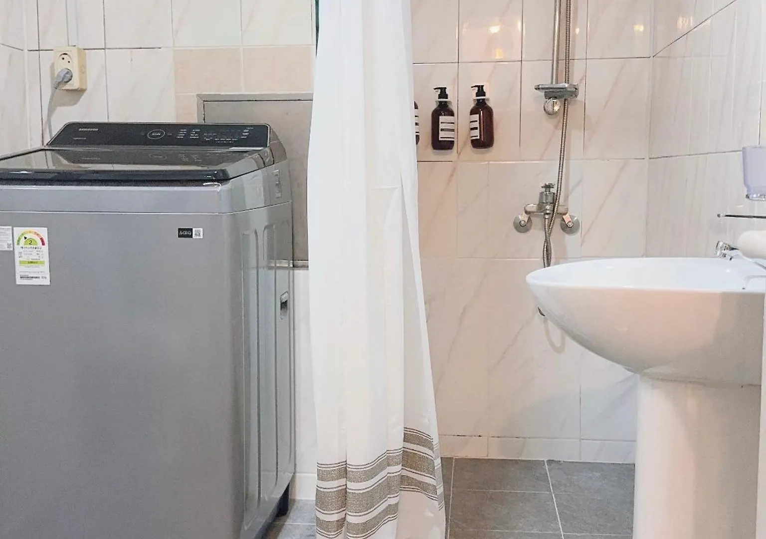 Villa House9 , Room3, Queen Bed4 ,Elevator O , Hills X, Stairs X , 4Min From Subway And Bus Station,Exclusive Space Seul Güney Kore