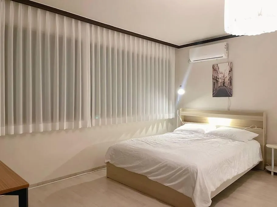 House9 , Room3, Queen Bed4 ,Elevator O , Hills X, Stairs X , 4Min From Subway And Bus Station,Exclusive Space Σεούλ 0*,