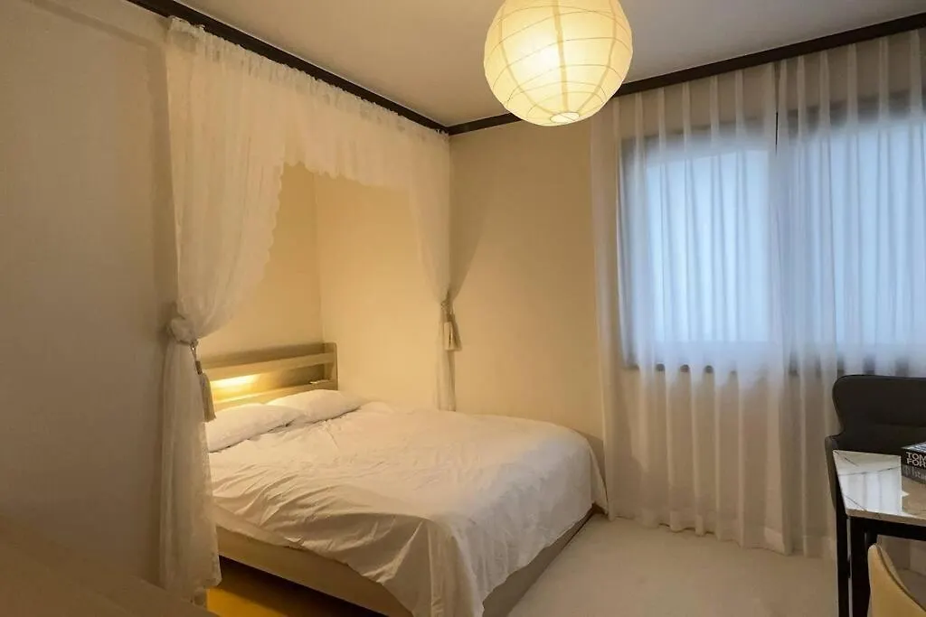 House9 , Room3, Queen Bed4 ,Elevator O , Hills X, Stairs X , 4Min From Subway And Bus Station,Exclusive Space Seul 0*,  Güney Kore