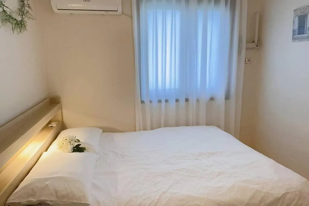 House9 , Room3, Queen Bed4 ,Elevator O , Hills X, Stairs X , 4Min From Subway And Bus Station,Exclusive Space Σεούλ Νότια Κορέα
