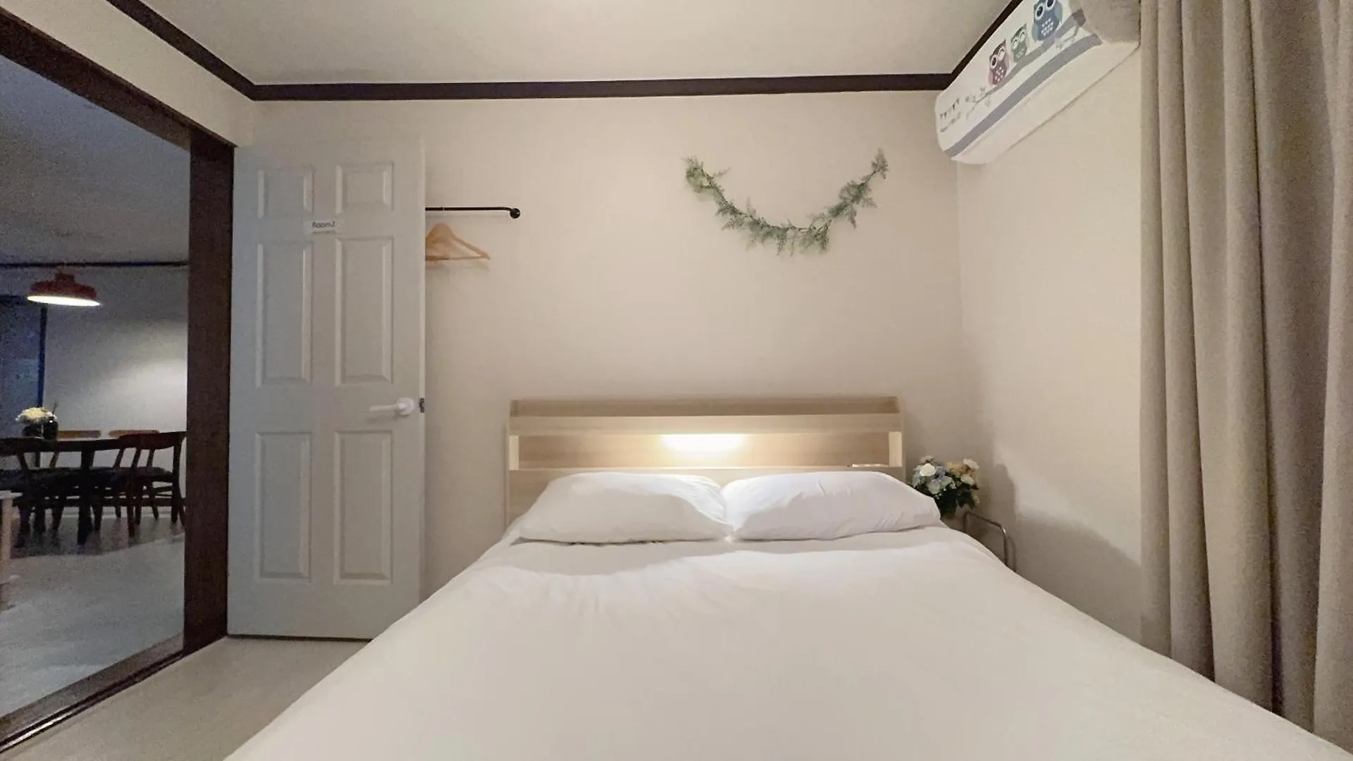 House9 , Room3, Queen Bed4 ,Elevator O , Hills X, Stairs X , 4Min From Subway And Bus Station,Exclusive Space Seul 0*,